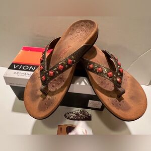 WOMEN’S VIONIC FLORIANA SANDALS.